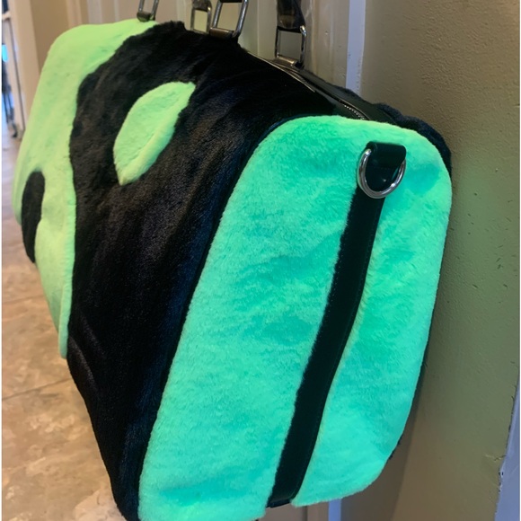 Current Mood Yin & Yang Fuzzy Weekender Travel Shoulder Bag Duffle NWT - Picture 3 of 10